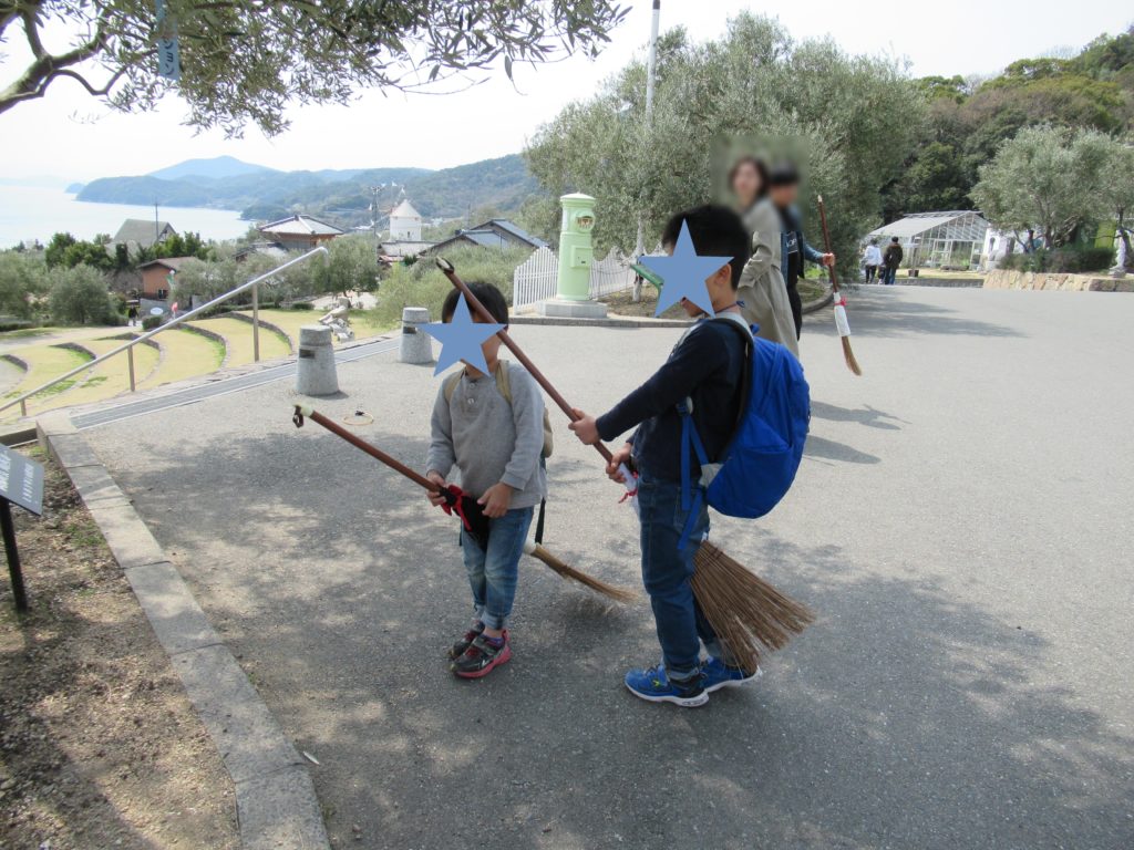 小豆島オリーブ公園でほうきに乗る