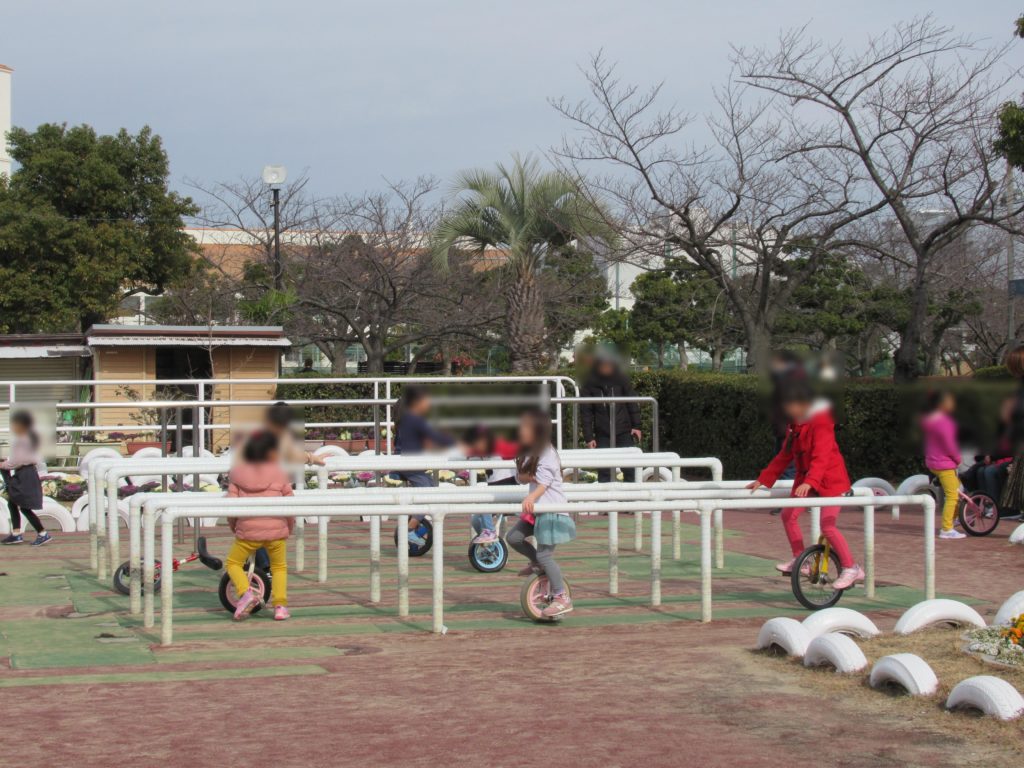 稲野公園運動施設の一輪車練習　手すり