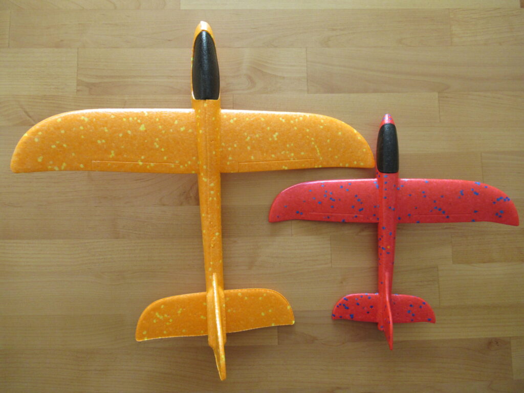 ダイソー ミニ飛行機 300円の飛行機と比較